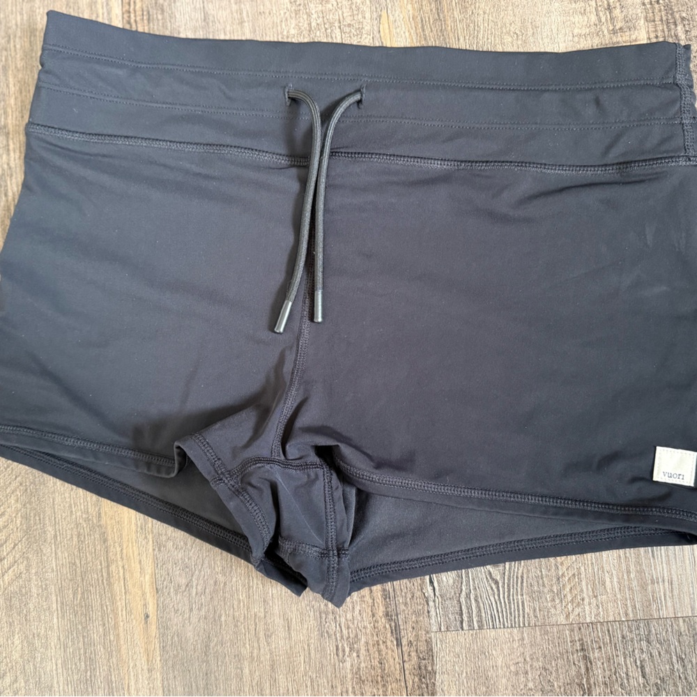 Vuori Black Shorts with Drawstring. Vuori patch logo. Women’s Medium